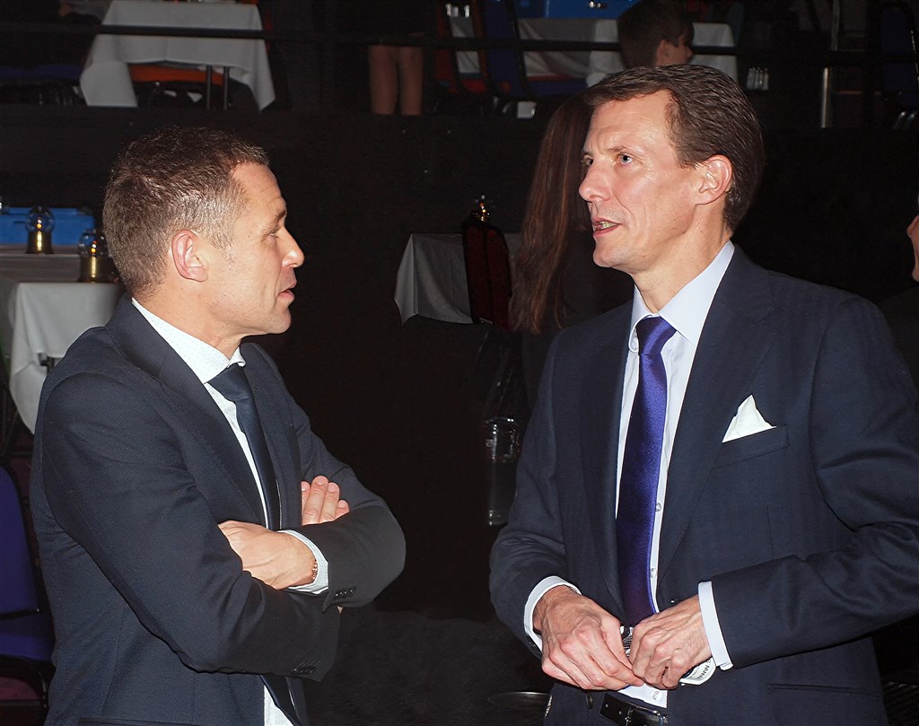 HKH Prins Joachim (t.h.) havde æren af overrækkelsen af det forrige ÅRETS BILSPORTSKØRER-trofæ til Tom Kristensen, og roste her nordjyden for stor gentlemanship.
(Foto: Kirketerp)